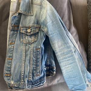 Vanlig kort jeans jacka, rätt gammal vet ej om den finns i butik längre. Från Cubus, stl 36. Den är i mycket bra skick men lite solblekt. Köparen står för frakt❤️