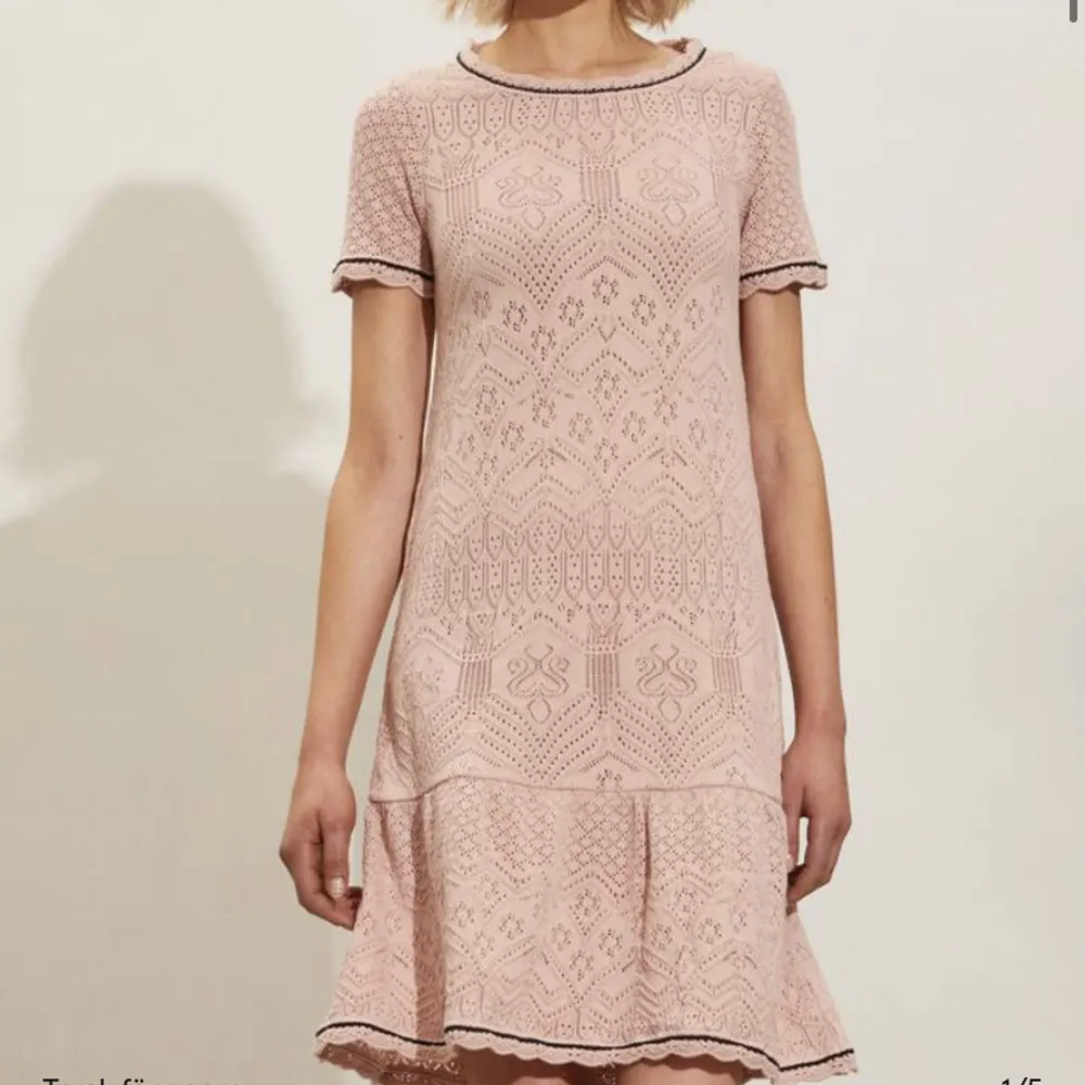 rosa odd molly klänning i stickat material använd två gånger. storleken heter 0 men skulle säga någonstans mellan XS/S. köpt för 900kr. Klänningar.