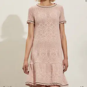 rosa odd molly klänning i stickat material använd två gånger. storleken heter 0 men skulle säga någonstans mellan XS/S. köpt för 900kr