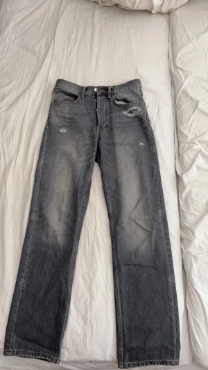 Gråa jeans - Säljer mina jeans från Asos då dom int kommer till användning. Skick 10/10.
