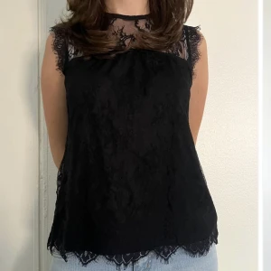 Topp - En fin topp/ blus som aldrig ha kommit till användning. Storlek m men sitter som en S