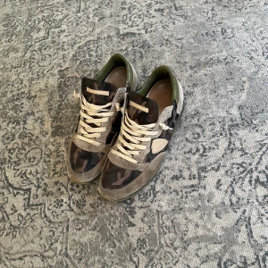 Philippe Model skor - Hej säljer nu mina riktigt snygga Philippe model skor! Dem är i skicket 7/10! Har ni några funderingar så är det bara o skriva!