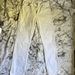 Jeans - Säljer dessa snygga vita medelhöga jeansen ifrån Zara. Har vuxit ur dem tyvärr så säljer dem💫💞 