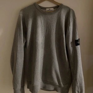 Stone island sweatshirt  - Stone island sweatshirt i använt skick. Självklart äkta. Inga hål eller skador förutom en missfärgning på magen men inget som man tänker på. Skick 7/10. Priset är det som står 