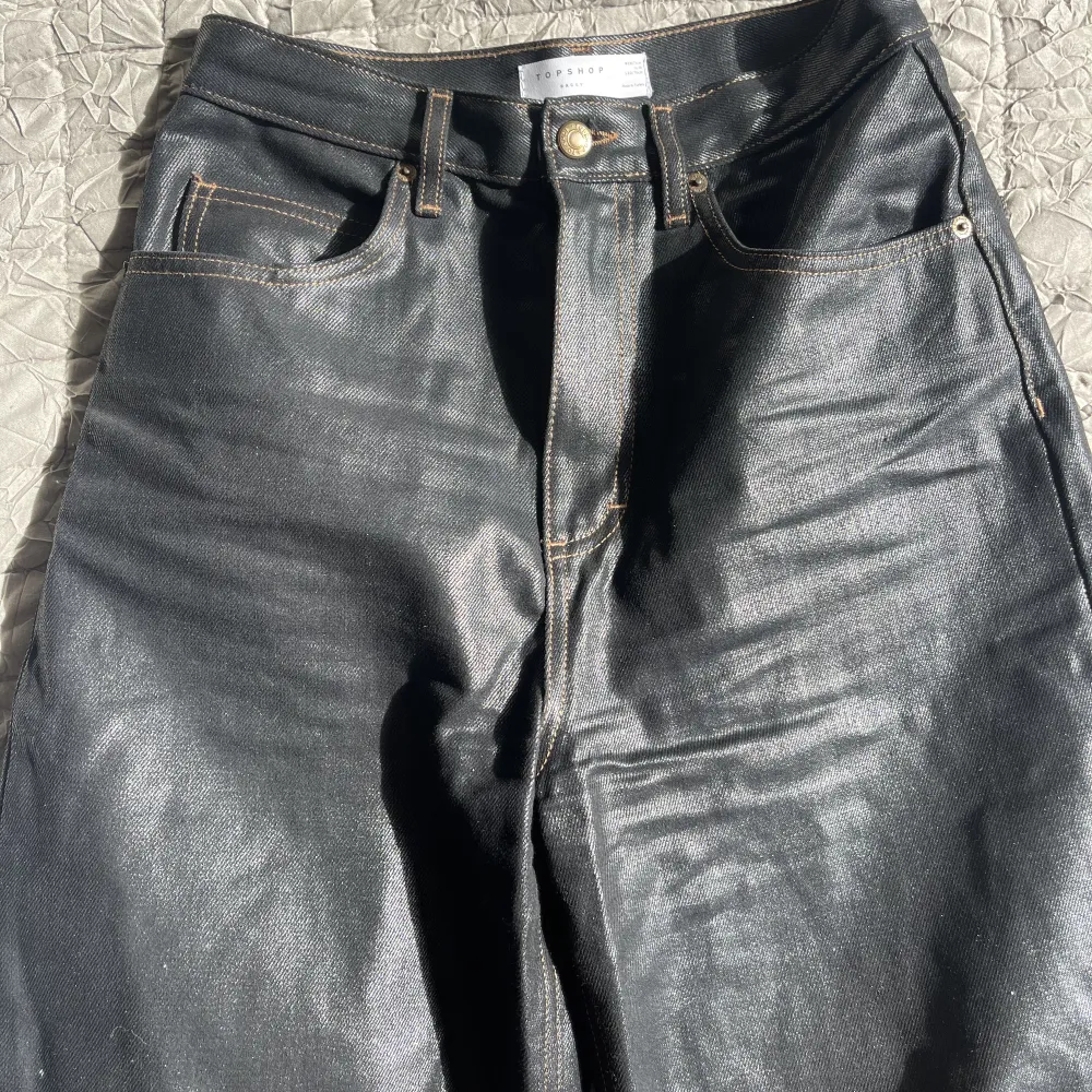 Jeans i fint material från topshop. Påminner om Eytys benz i modellen. Används en gång. Strl w 28 L 30 . Jeans & Byxor.
