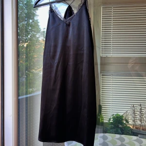 Kort svart klänning av siden   - Kort och skön sommarklänning i siden med spets, använd en gång, jag är 163cm! 