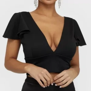 Festtopp - Svart urringad topp från Nelly. Kommer tyvärr aldrig till användning