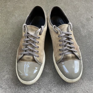 Lanvin Skor - Tjena! Säljer nu mina ursnygga Lanvin skor. Skicket är 8/10 och har använts i runt 5 månader. Storlek 43 EU men passar 44 EU. Ny pris 4200kr. Kan mötas STHLM.