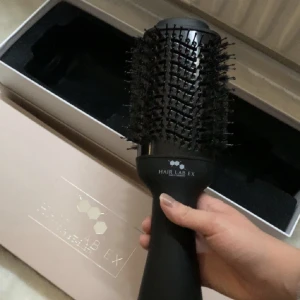Värme fön - Värm fön från hairlablex som endast använts 5 gånger. Köptes för cirka 800 säljer för 500. 🤍 kan användas för o locka håret till en naturlig style, få håret plattat, eller användas som hårfön som är skonsamt för håret 🤍