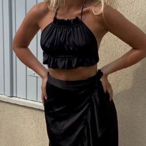 Svart Satintopp  - Svart Satintopp från Gina Tricot! Använd fåtal gånger, perfekt skick! St 38 men eftersom den knyts så passar den mindre och större storlek också! (lånade bilder)