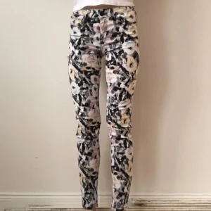 LEE mönstrade jeans  - LEE mönstrade jeans   Modellen scarlett  Storlek 24/31  Uppsydda och insydda nertill  