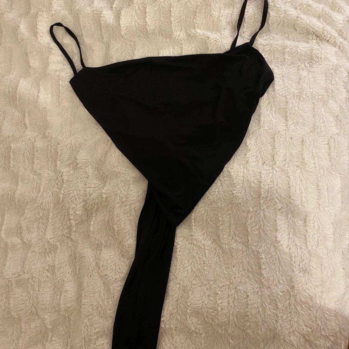 Svart crop top som man knyter bakifrån