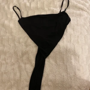 Svart crop top som man knyter bakifrån - Svart crop top aldrig använd storlek M