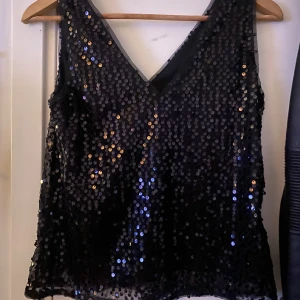glittertopp - as snygg paljett topp perfekt sitt finare tillfällen! knappt använd💕