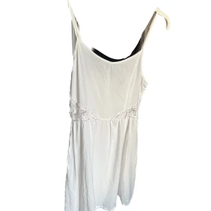 vita linne klänning  - vita linne klänning, fläcken finns