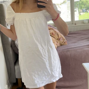 Studentklänning - Min studentklänning!!!! Endast använd på min studentmottagning. Med superfint broderi och FICKOR🧡🧡