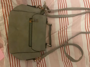 Grå axelväska - Ny och fin. Se bilder 