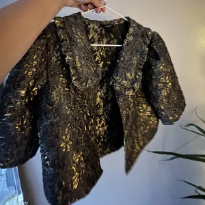 Trekvartsärmad kofta  - Ganni liknande cool kofta med trekvarts ärmar! Aldrig använd 🫶