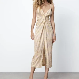 Klänning zara - Hur fin klänning som helst från zara som tyvärr inte har kommit till användning! Helt ny utan prislappen! Finns en dragkedja på sidan och slits i mitten!!