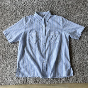 Vintage skjorta - Dam-modell. Lite acne studios esq, sitter boxy och passar M på killar :) Mycket bra skick 