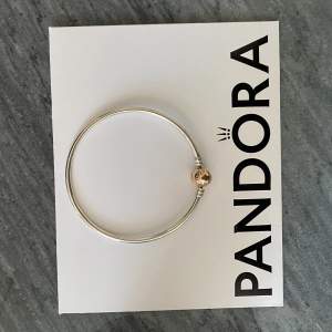 Pandora armband,  silver/tvåfärtoner, original pris 749kr. Använt 1 gång insåg det var för stort. 