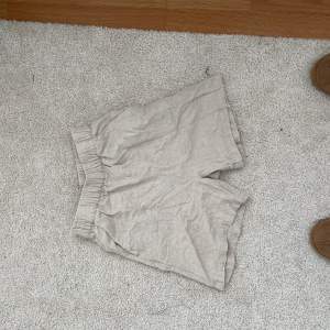 Linne shorts från HM som inte längre används. Högmkdjade men går att vika ner till låg.    50kr (står inte för frakten) 