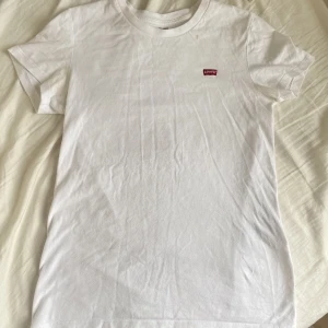 T-shirt - Säljer denna t-shirt från Levis då den är för liten för mig. Den har tyvärr också en fläck vid kragen se mer bild 2