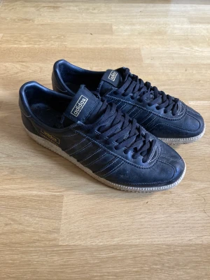 Adidas Universal  - Begagnade Adidas Universal, strl 41.5