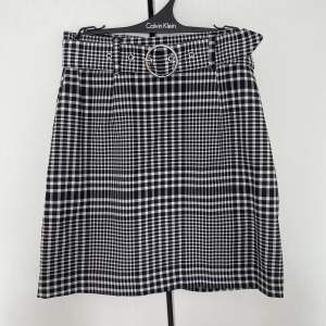 Rutig kjol från H&M i storlek 32, bältet kan tas av ifall man vill 🤍
