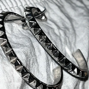 HOOPS med spikes - Bra skick! Osäker på material 