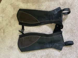 Shortchaps - Säljer dessa shortchaps då det är för stora och jag använder stövlar för de mesta,  Svarta med brun detalj Storlek 42/M Tvättas innan de skickas Pris+frakt