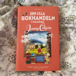 Den lilla bokhandeln i hamnen - Den lilla bokhandeln i hamnen av Jenny Colgan i hardcover. Andra boken i serien ”Den lilla bokhandeln runt hörnet”. Har läst den en gång, och sedan stått i bokhyllan. Mycket fint skick!