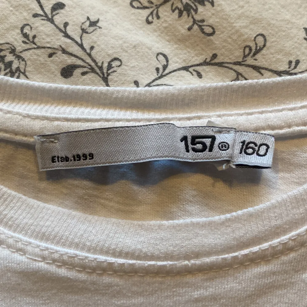 En jätte gullig tröja från lager 157, anvönd Max 2 ggr och köpt för 60 kr säljs för 40 kr plus frakt💖💖. T-shirts.