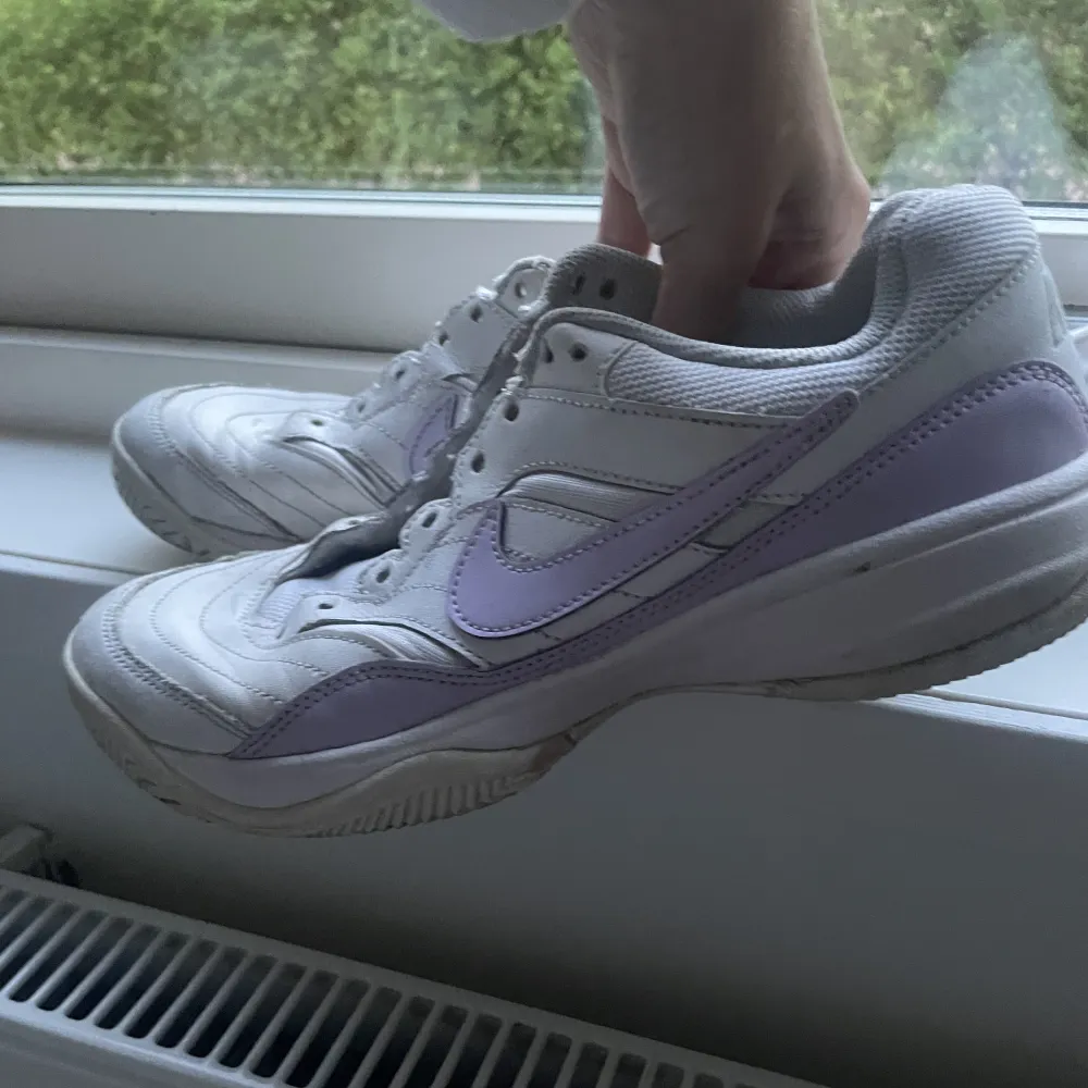Vintage Nike skor i vit och pastell lila färg. Snören finns inte med. De är i storlek 38,5. Så fina men är tyvärr för små.💟. Skor.