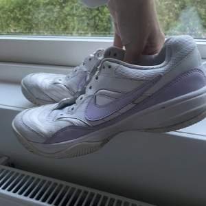 Vintage Nike skor i vit och pastell lila färg. Snören finns inte med. De är i storlek 38,5. Så fina men är tyvärr för små.💟