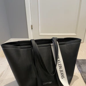 Calvin Klein  - Handväska som är helt oanvänd säljer för 500 + frakt🫶