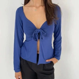 Design by si Maddy blouse  - Säljer en jättefin blå blus från design by si! Den är endast testad och helt ny! Nypris 400kr💓