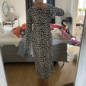 Klänning - Jättefin lång klänning, aldrig använd & prislappen sitter på. Öppen halva ryggen 🌸🌸