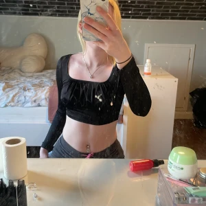 Topp - Säljer denna jätte fina långärmade topp då den tyvärr e lite tajt i armarna på mig, köpt för 30, säljer för 20