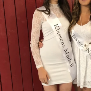 Klänning - Vit klänning. Endast använd 1 gång. Köpt från bubbleroom.