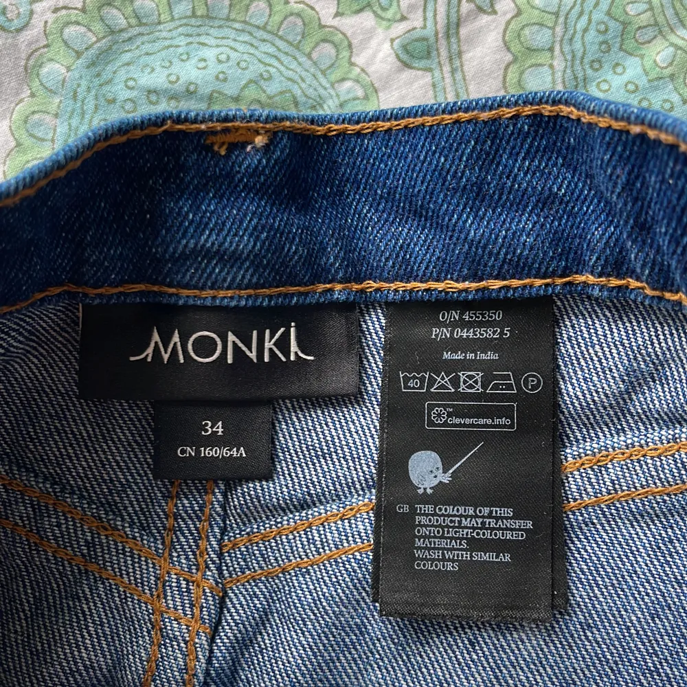 Högmidjad jeans kjol som är köpt secondhand inmana men knappt använd av mig.. Kjolar.