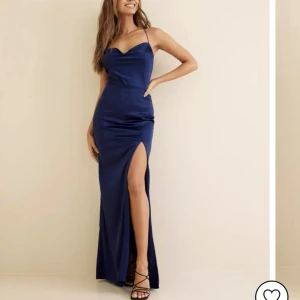 Nelly klänning - Helt ny klänning från Nelly med lappen kvar, endast testad! Perfekt till balen. Säljer för att jag inte hann skicka tillbaka den💖