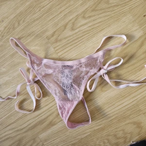 String - Oanvända och inte provade.  Två "midjeband"  Det övre är fast och de undre är justerbart så man kan knyta hur man vill