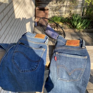 Säljer två par märkes jeans - ett par Levis jeans o ett par Lee. Lee har en ljusare nyans av blå o dom Levis jeansen har en mörkblå nyans. Båda är skinny men i stretch. 360 för Levis jeansen o 390 kronor för Lee jeansen. 