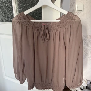 Fin somrig topp  - Fin somrig topp från Saint Tropez. Nyskick. 