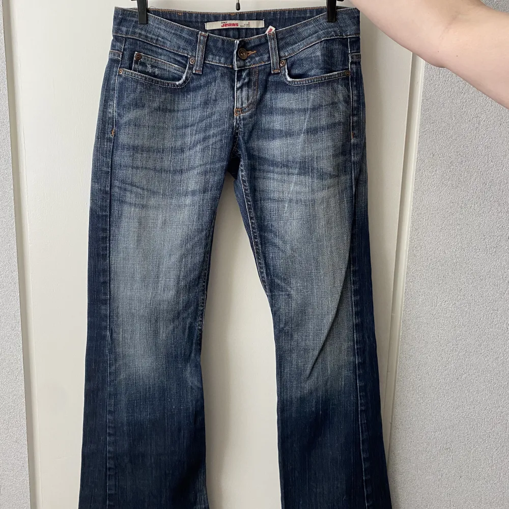 Lågmidjade utsvängda jeans! Storlek 36/30. Innerbenslängd ca 74cm och midjemått ca 74cm💓 250kr eller högsta bud! . Jeans & Byxor.