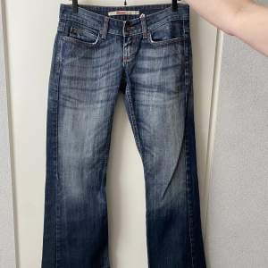 Lågmidjade utsvängda jeans! Storlek 36/30. Innerbenslängd ca 74cm och midjemått ca 74cm💓 250kr eller högsta bud! 