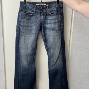 Jeans! - Lågmidjade utsvängda jeans! Storlek 36/30. Innerbenslängd ca 74cm och midjemått ca 74cm💓 250kr eller högsta bud! 