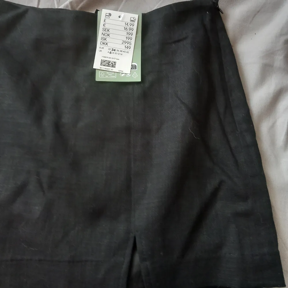 En vacker oanvänd kjol med prislappkvar!finns en dragkjeda på höger sida, finns bild om så önskas😊. Säljs då den är för tajt. Ursprungs pris 199 kr. Kjolar.