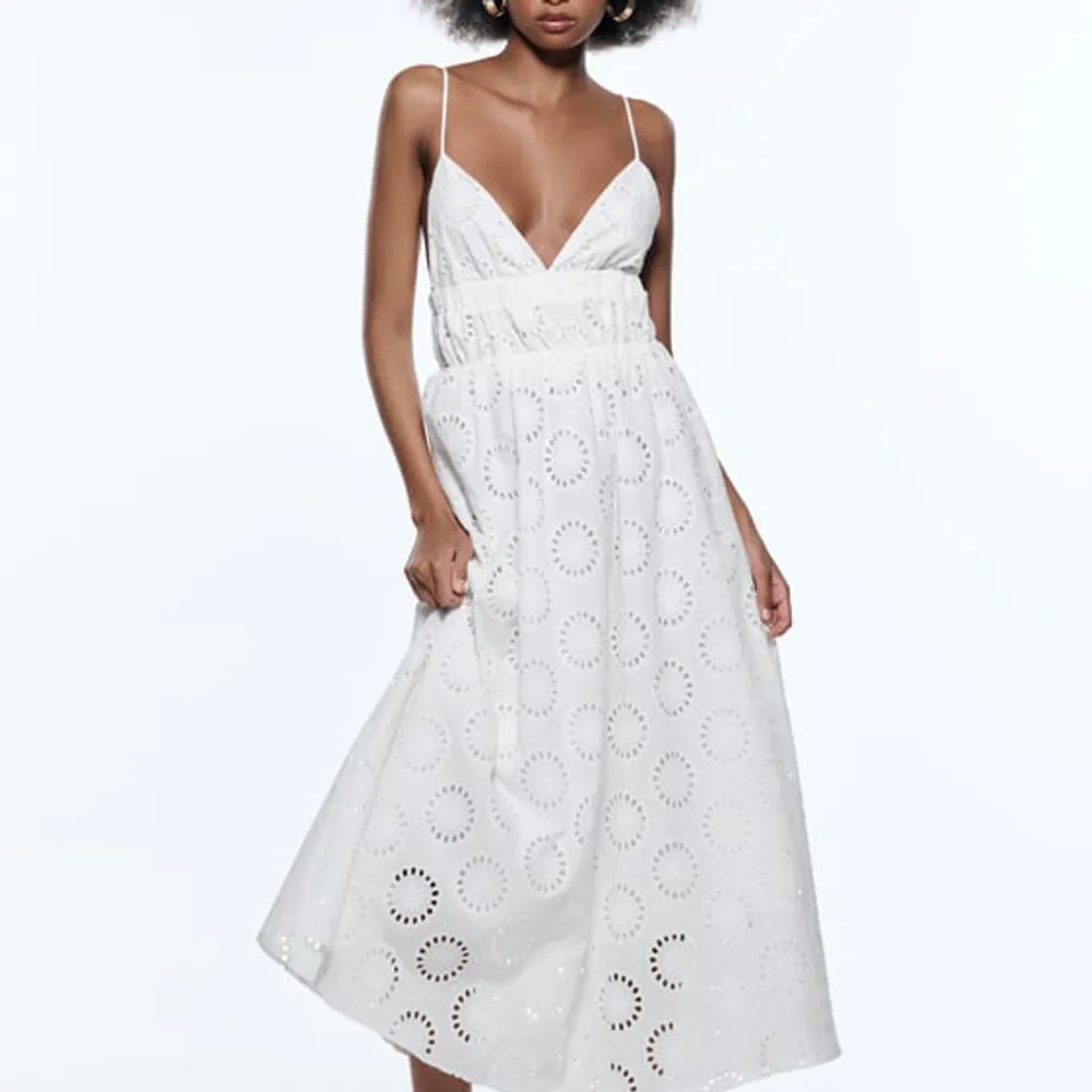 Långklänning perfekt till sommaren, från Zara förra året så finns ej kvar. Köpt för runt 600kr och endast använd 2-3 gånger❤️ . Klänningar.
